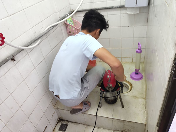 酉阳肥皂掉到马桶里把马桶堵住了怎么办？马桶堵住了怎么办