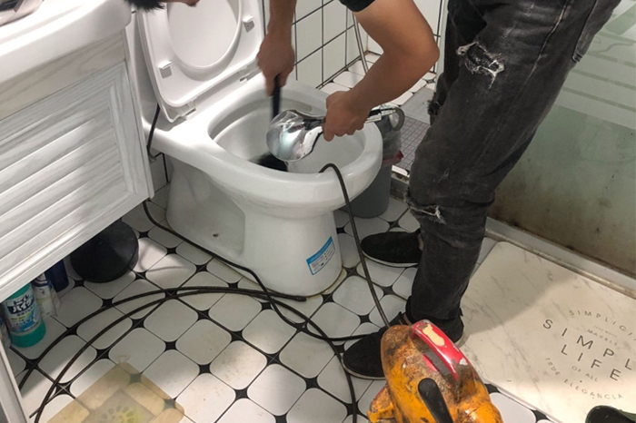 酉阳马桶堵塞自己疏通还是找师傅?专业上门服务让你省时更省心